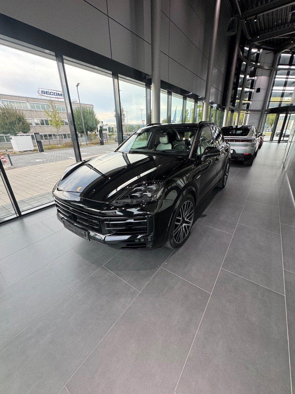 Porsche Cayenne E-Hybrid negru, vedere față și lateral